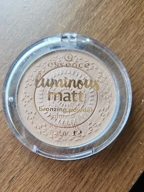 New Essence Luminous Matt Bronzing Powder - Light Beige Discontinued